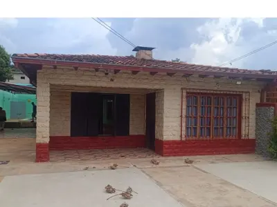 Casa à venda com piscina em La Colina, Itauguá 2