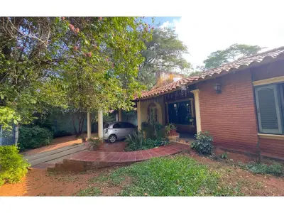 Casa en venta con piscina en La Victoria, Lambaré 3