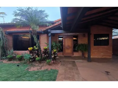 Casa à venda com piscina em Laurelty, Luque 2