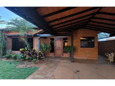 Casa à venda com piscina em Laurelty, Luque 3