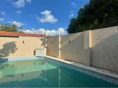 Casa en venta con piscina en Loma Pytá, Asunción 2