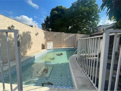 Casa en venta con piscina en Loma Pytá, Asunción 4