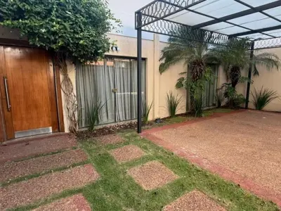Casa à venda com piscina em Recoleta, Assunção 3