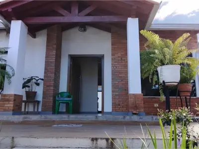 Casa en venta con piscina y jardín en San Lorenzo 2