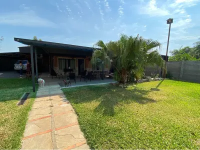 Casa à venda com piscina e quincho em Mariano Roque Alonso 2