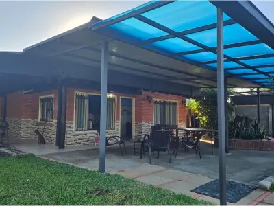 Casa à venda com piscina e quincho em Mariano Roque Alonso 3