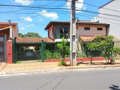 House for sale with pool and barbecue area in Nazareth, Asunción 3