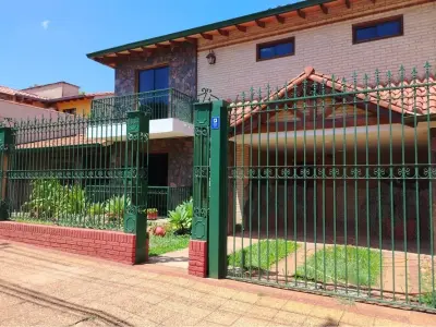 House for sale with pool and barbecue area in Nazareth, Asunción 4