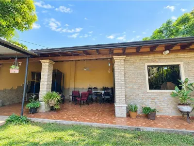Casa à venda com piscina e quincho em Ñemby 3