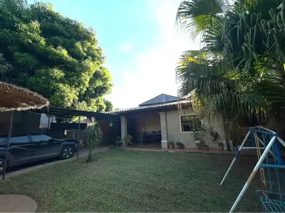 Casa à venda com piscina e quincho em Ñemby 4