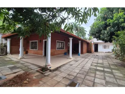Casa en venta con piscina y quincho en Ycuá Satí, Asunción 4