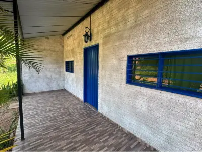 Casa à venda com quincho e unidade independente em Limpio 4