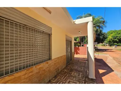 Casa à venda com salão comercial em Itauguá 4
