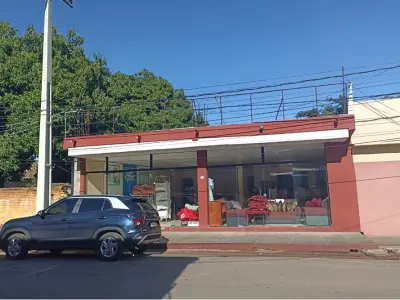 Casa en venta con salón comercial en Paraguarí 2