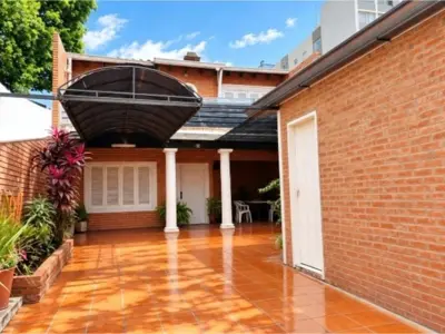 Casa en venta con salón comercial en Pettirossi, Asunción 4