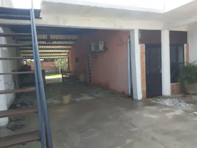 Casa en venta con salón comercial en Ypané 3