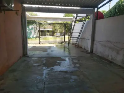 Casa en venta con salón comercial en Ypané 4