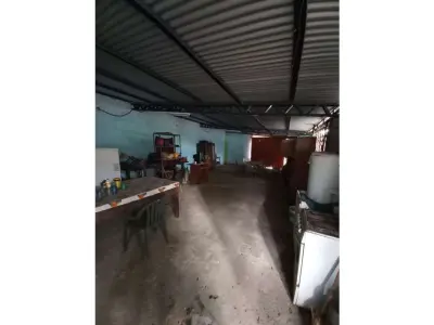 Casa à venda com salões comerciais em Capiatá 2