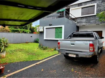 Casa à venda de 2 andares com piscina em Luque 3