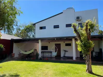 Casa à venda de dois andares no Barrio San Blas, Cambyretá 2