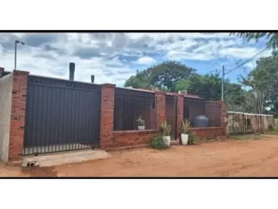 Casa à venda em Areguá com piscina e jardim 4