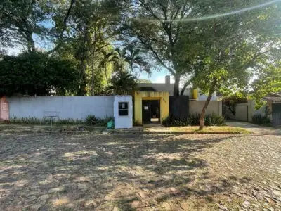 House for sale in Los Laureles neighbourhood, Asunción — 1,248 m² 2