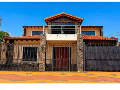 House for sale in Barrio Primavera, Luque 2