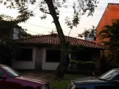 Casa à venda no bairro Ycua Sati, Assunção 2