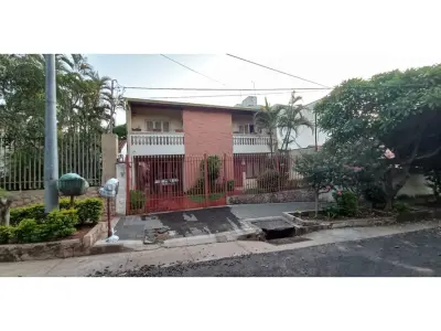 Casa en venta en Bernardino Caballero, Asunción 3