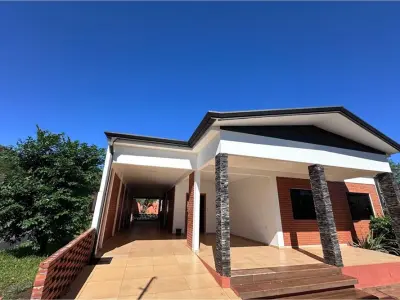 House for sale in Cambyretá, Itapúa, with pool and garden 2