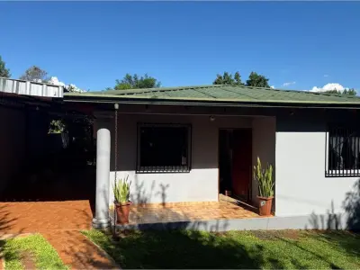 Casa à venda em Cambyretá, Itapúa, com quincho 4
