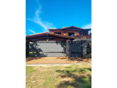 House for sale in Campo Grande, Luque, with 4 bedrooms 3