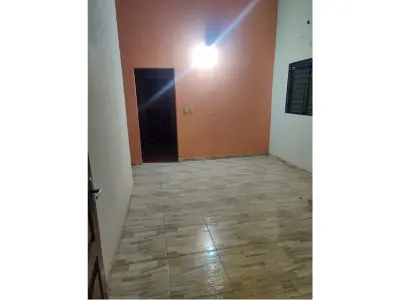 Casa à venda em Capiatá com piscina e jardim 3