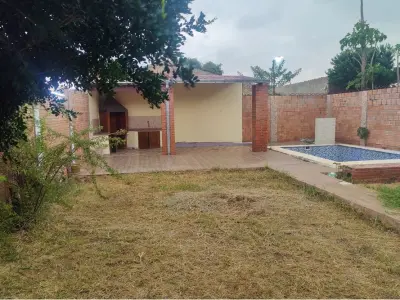 Casa à venda em Capiatá com piscina e jardim 4