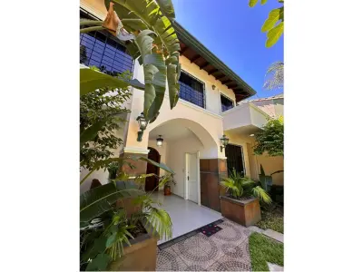 House for sale in Carmelitas, Asunción 2