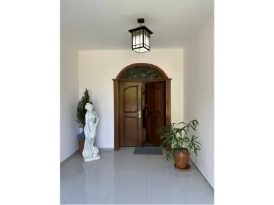 House for sale in Carmelitas, Asunción 4