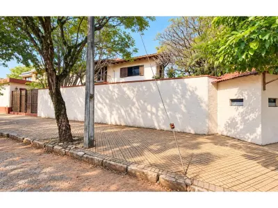 Casa en venta en Carmelitas, Asunción, con 5 dormitorios 3