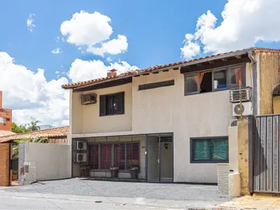 Casa en venta en Ciudad Nueva, Asunción, ideal para clínicas u oficinas 3
