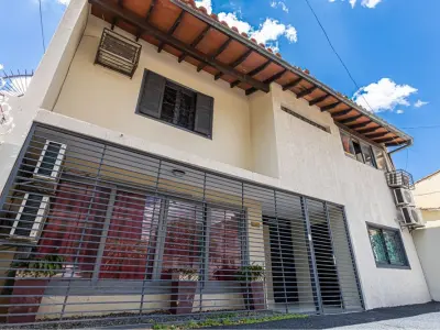 Casa en venta en Ciudad Nueva, Asunción, ideal para clínicas u oficinas 4