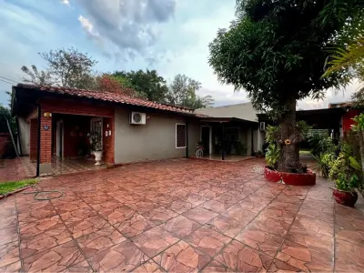 Casa à venda no centro de Itauguá 2