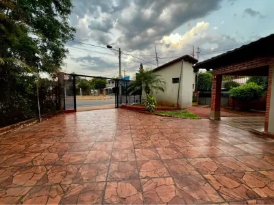 Casa à venda no centro de Itauguá 4