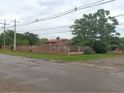 Casa en venta en el centro de Villa Hayes 3