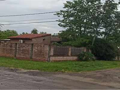 Casa en venta en el centro de Villa Hayes 4