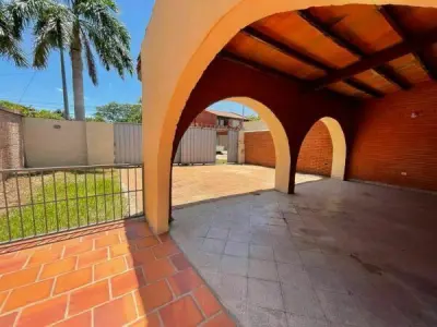 Casa en venta en el Grupo Habitacional Aeropuerto, Asunción 3