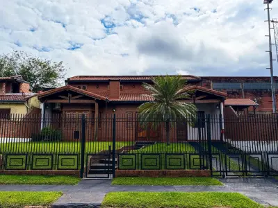 Casa en venta en Encarnación con piscina y quincho 2