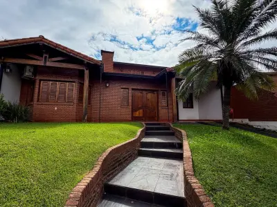 Casa en venta en Encarnación con piscina y quincho 3