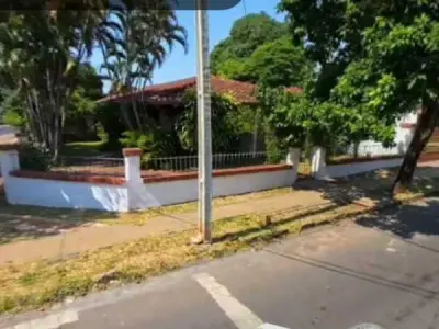 Casa de esquina à venda em Ycua Sati, Assunção 2