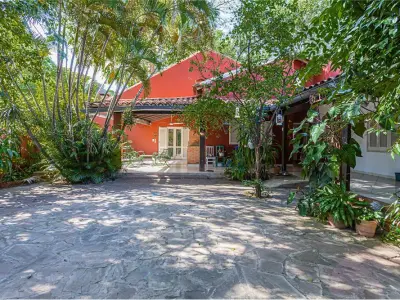 Casa en venta en esquina con piscina en Felicidad, Lambaré 3