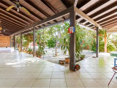 Casa en venta en esquina con piscina en Felicidad, Lambaré 4