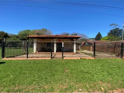 Casa à venda em esquina no limite de Capiatá 4